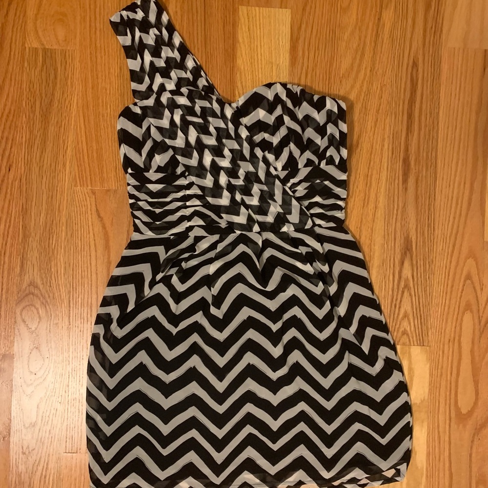 H&M Women's Size 6 B&W Striped Print One-shoulder Mini Dress